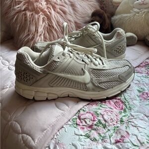 Nike Zoom Vomero 5
Light Orewood Brown